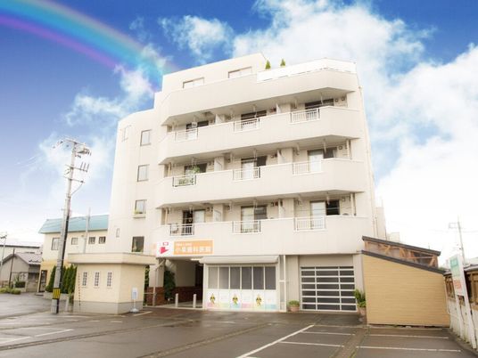 白い建物の外観  