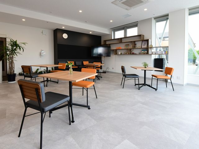 明るい食堂の全景 サービス 広々とした食堂は窓から自然光が差し込み、落ち着いた雰囲気の中で食事やコミュニケーションを楽しめます。