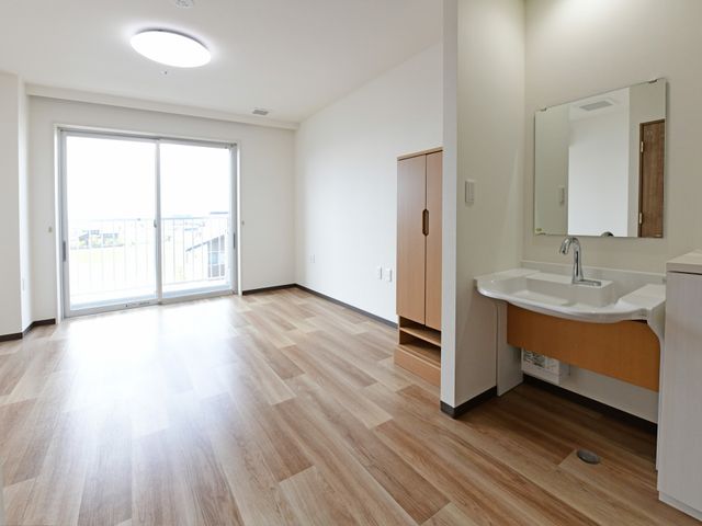 明るい居室の一角 サポート ゆとりのある居室です。広々とした窓からは光が差し込み、開放的な空間が広がっています。