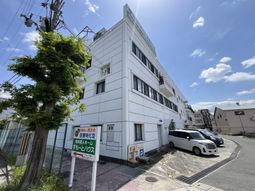 白い建物と看板のエリア