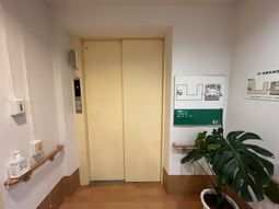 廊下のエレベーター