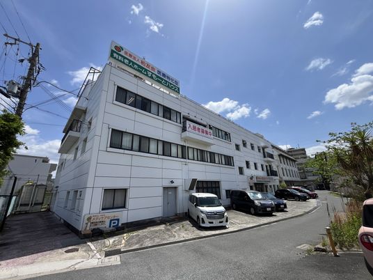 白い建物と駐車場