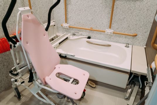 入浴設備の浴室  