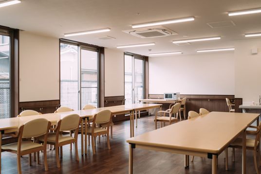 広々とした木目調の食堂