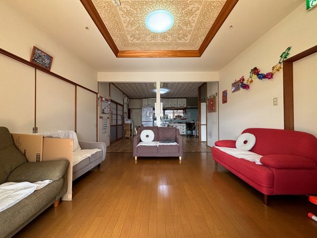 居心地の良い居室 居室 広々とした居室には、赤や茶色のソファが配置され、くつろぐための空間が提供されています。