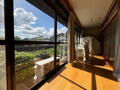 明るい日差しの廊下
