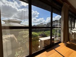 日差しが入る明るい中庭