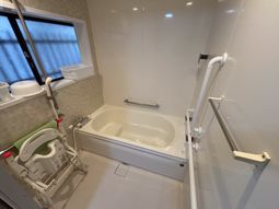 ゆったり浴槽の浴室