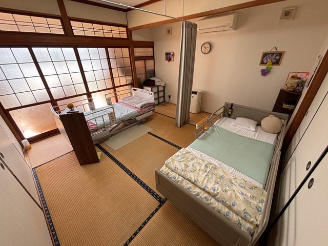 和室の居室 居室 ゆったりとした畳の部屋には、必要な備品が整っており、窓からの自然光が心地よい空間です。