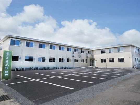 広々とした駐車場のある建物