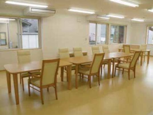 広い食堂のテーブルと椅子