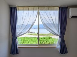 海を望む明るい居室