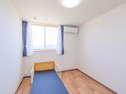 海を望む明るい居室