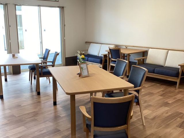 明るいラウンジ ラウンジ 自然光がたっぷり入る明るい空間で、リラックスしながらくつろげます。シンプルで落ち着いたインテリアです。