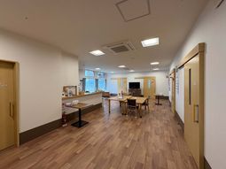 自然光が入る広い部屋