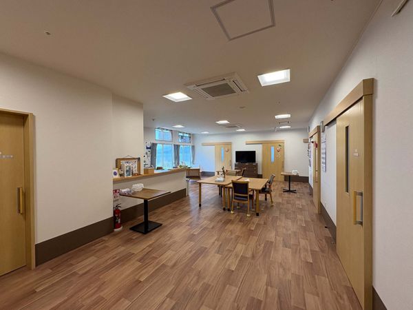 自然光が入る広い部屋