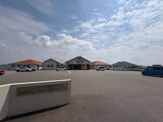 広々とした駐車場付き建物