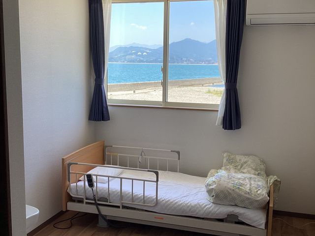 広い窓のある居室 居室 自然光がたっぷり入り、爽やかな景色を楽しむことができる居室です。リラックスできる環境が整っています。