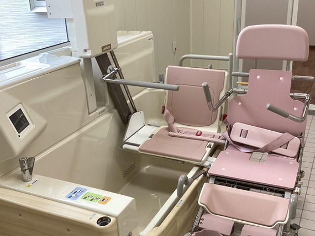 介護用椅子付き浴室 浴室 介護用の椅子が備え付けられた浴槽です。安全で快適に利用できるよう設計されています。