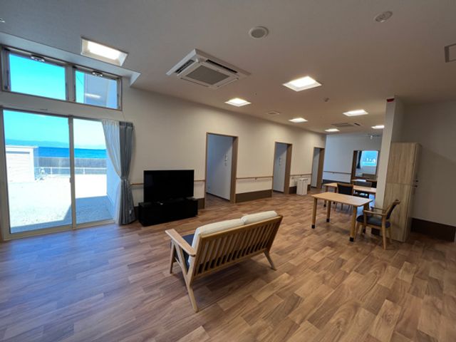 広々としたラウンジ ラウンジ 自然光が差し込む広々とした空間です。くつろぎながら景色を楽しむことができます。