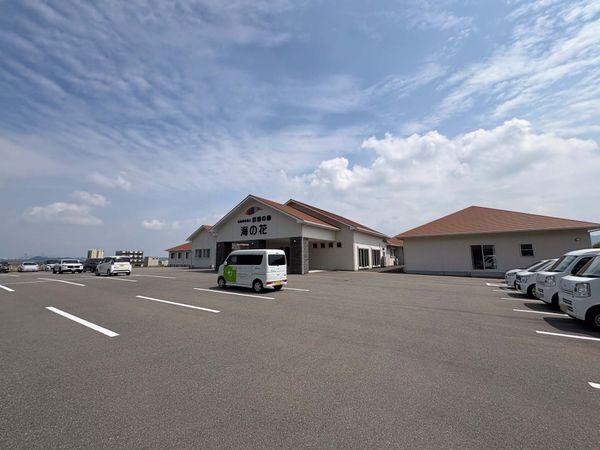 車が並ぶ駐車場