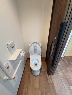 手すり付きのトイレ