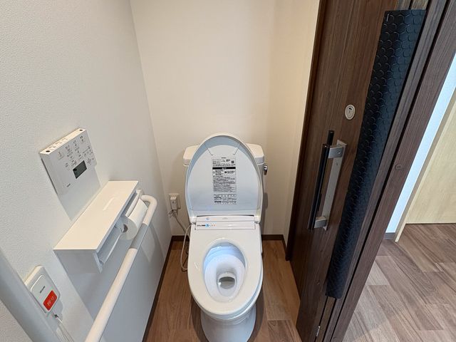 手すり付きのトイレ トイレ 手すりが付いているので、安全に利用できるトイレです。使いやすさが配慮された設備です。