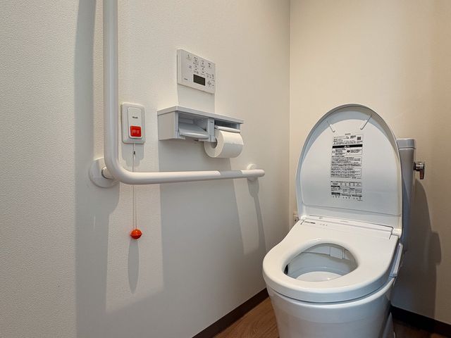安全な設備のトイレ トイレ 手すりが設置され、安全に利用できるトイレです。緊急ボタンもあり安心です。