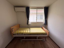 明るいベッドの居室