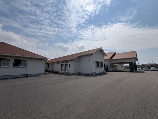 広々とした建物の外観