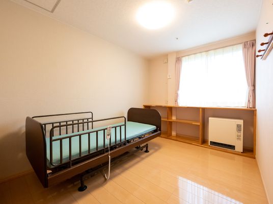 居室の整ったベッド