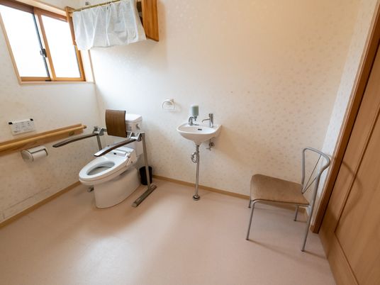 バリアフリー設計のトイレ