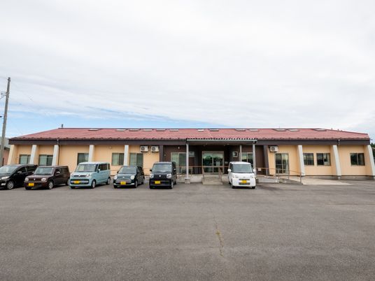 広々とした外観の建物