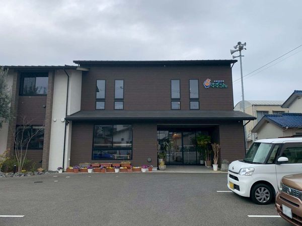 花が飾られた建物の外観