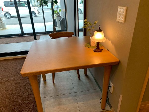 木製テーブルのある空間