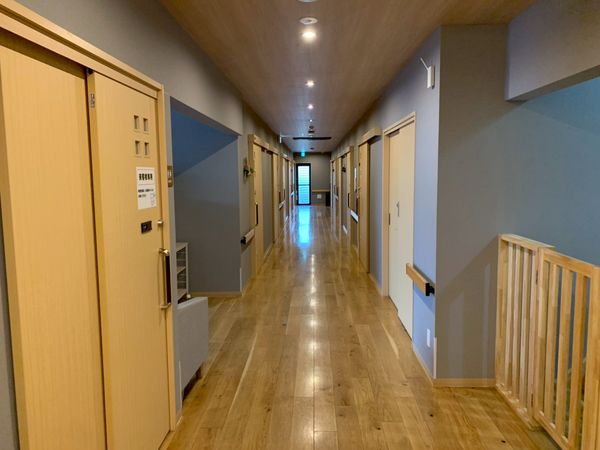 長い木製床の廊下