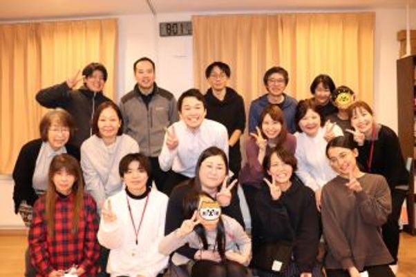 明るい笑顔の集合写真
