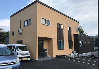 黄色と茶色の建物の外観