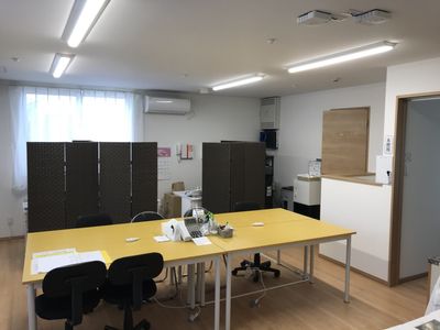 明るい職員室の様子