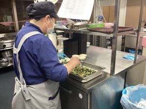 厨房で働くスタッフの様子