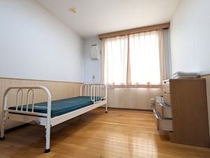 ベッドのある居室  