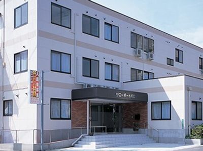 明るい建物のエントランス