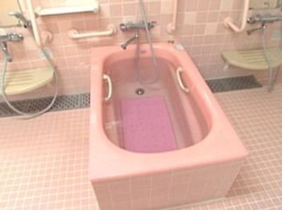 手すり付きの浴室