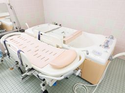バリアフリー設計の浴室