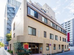 明るい建物の外観