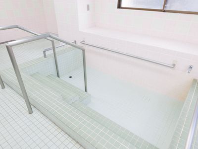 手すり付き浴室の様子