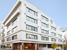 都市型の明るい建物外観