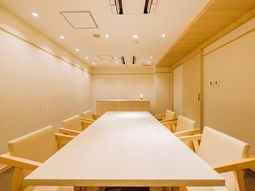 明るい木目調の多目的室