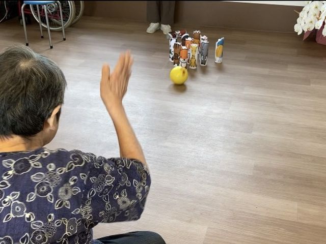 遊びを楽しむ多目的室 多目的室   居住者がレクリエーションを楽しむ場面です。温かい雰囲気で交流が深まります。