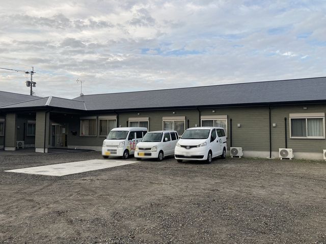 駐車場の外観 外観 広々とした駐車スペースがあり、複数の車が停められます。施設へのアクセスが便利です。